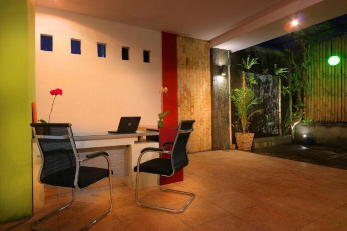 Valomia Guest House เกอโรโบกัน ภายนอก รูปภาพ